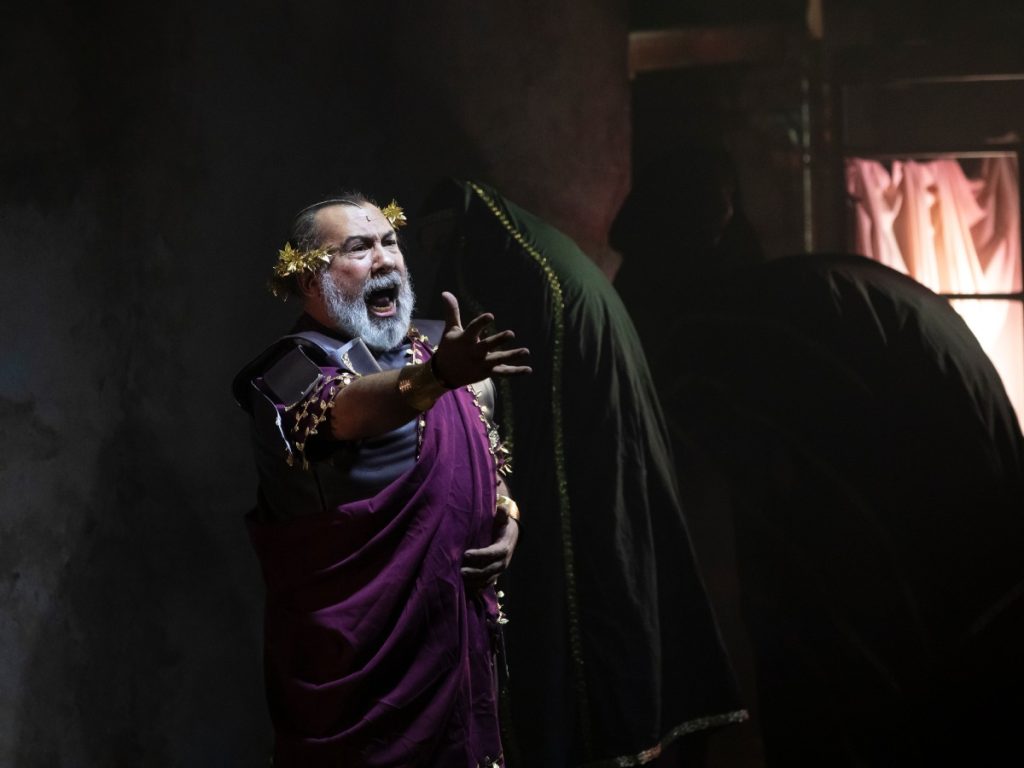 El montaje reúne a 24 actores en escena y una orquesta de 19 músicos, en una producción de gran escala en el país. Fotografía/ Black Coyote
