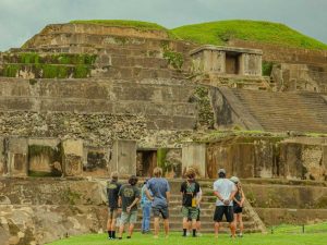 Recorrido por Antigua Guatemala, ciudad colonial clave en la historia de la conquista española en Centroamérica.