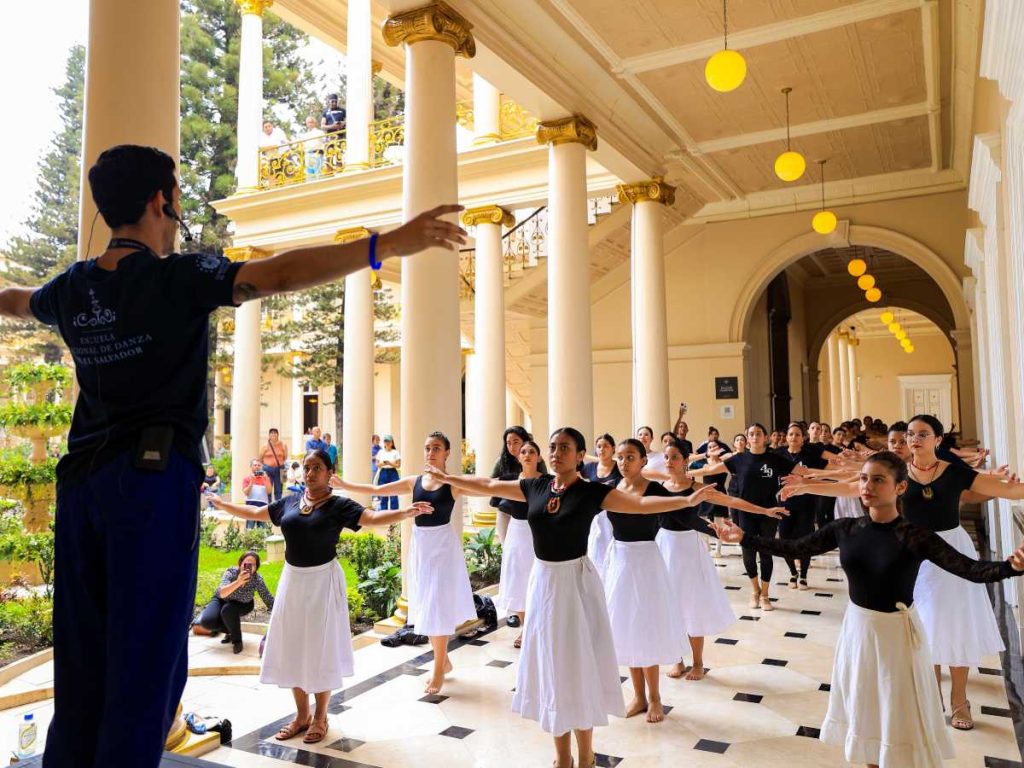 Jóvenes bailarinas siguieron instrucciones en una clase colectiva, fortaleciendo técnica y expresión en un entorno cultural abierto.