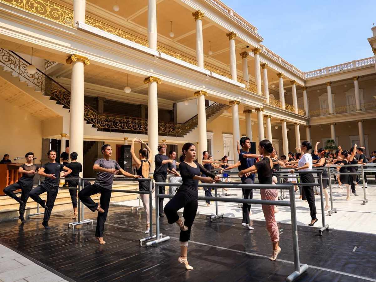 Estudiantes practicaron ballet en el Palacio Nacional, llevando la danza a escenarios emblemáticos y accesibles para el público.