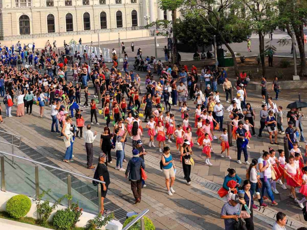 El desfile de danza recorrió el Centro Histórico, llenando las calles de color, música y participación familiar.