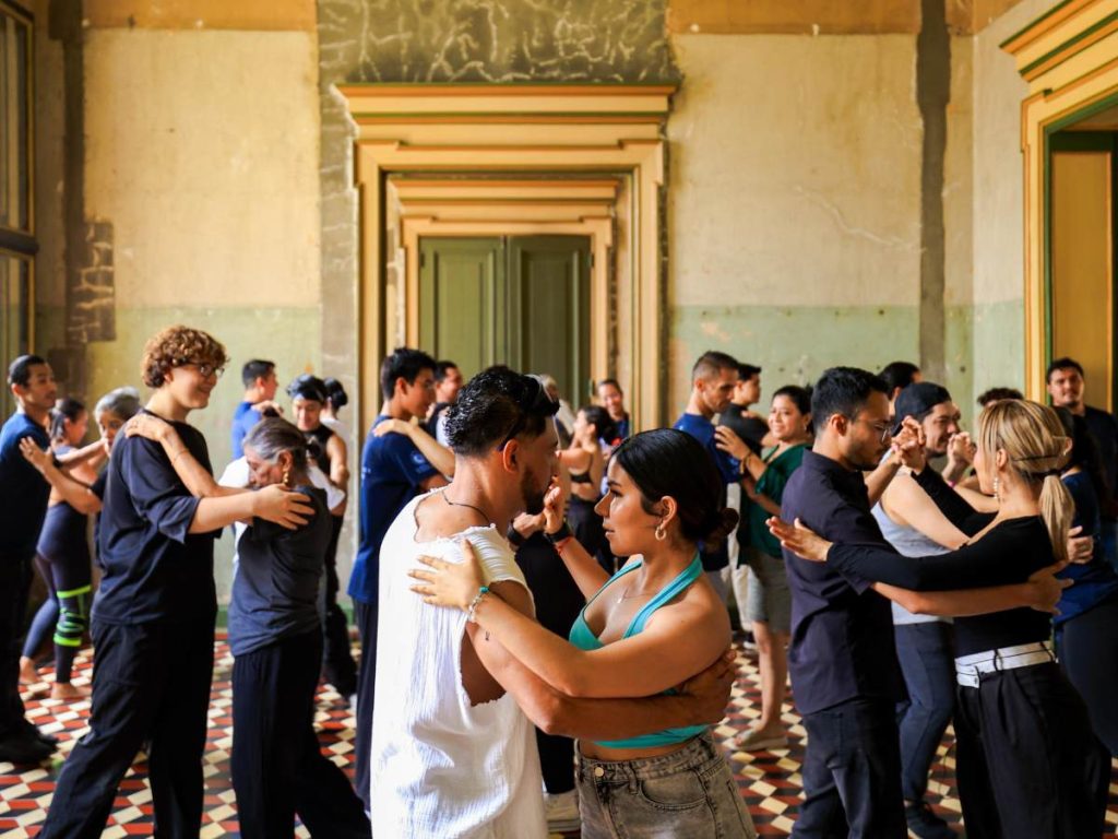 Parejas disfrutaron clases de baile en un ambiente cercano, explorando ritmos como el tango en espacios patrimoniales del centro.
