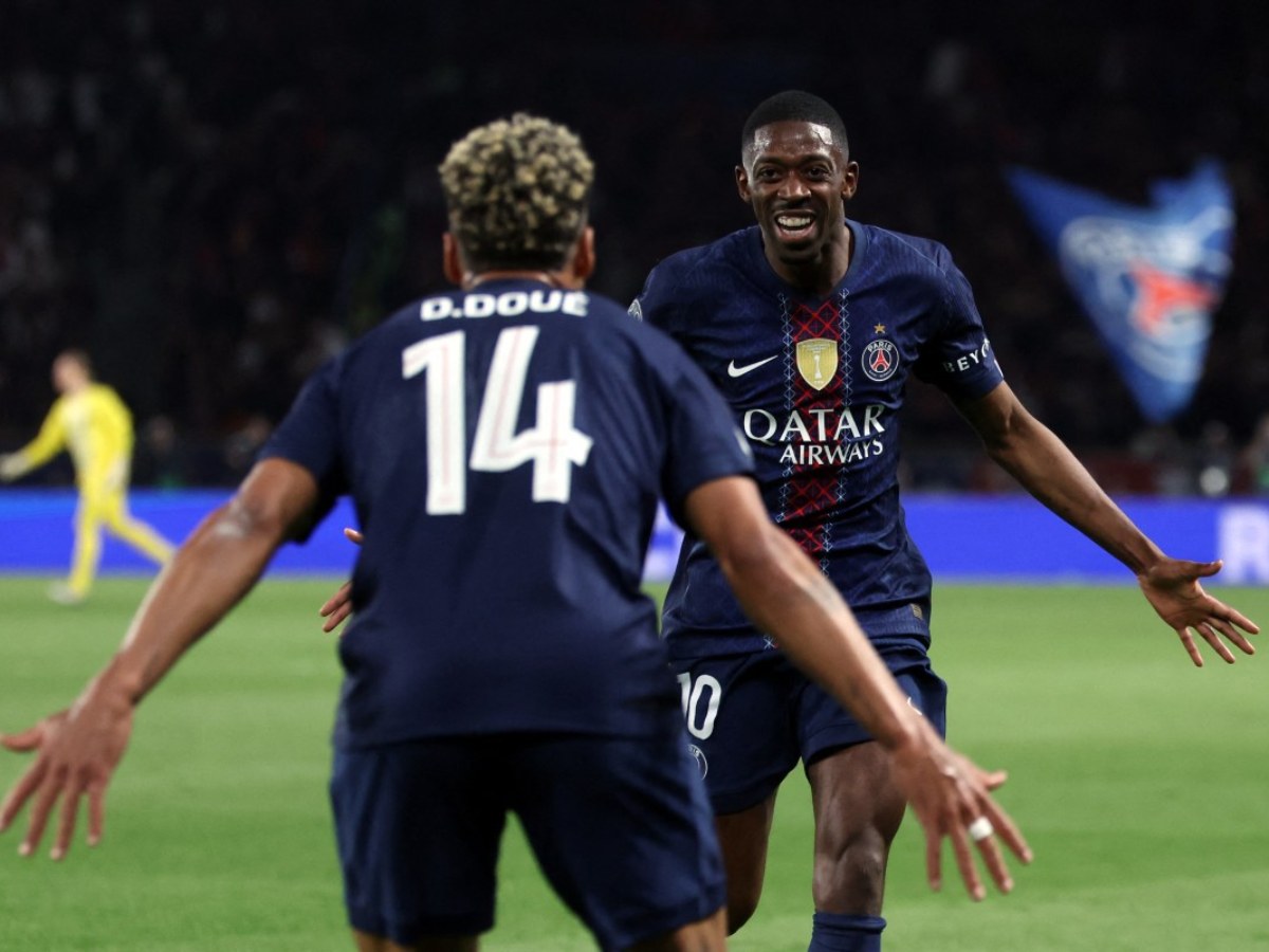 Ousmane Dembele celebra con Desiré Doué la victoria ante el Bayern Múnich. Foto AFP