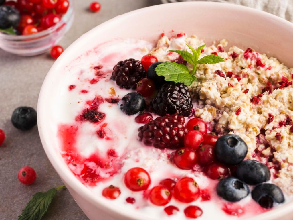 La avena con frutos rojos y chía es una opción rica en antioxidantes y fácil de preparar. Fotografía de referencia/ Freepik