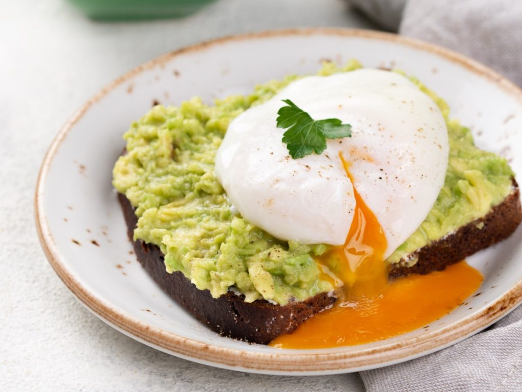 Los huevos con cúrcuma y aguacate aportan proteína y grasas saludables para iniciar el día. Fotografía de referencia/ Freepik