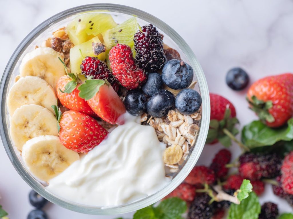 El yogur con fruta y semillas combina frescura y nutrientes en un desayuno ligero. Fotografía de referencia/ Freepik