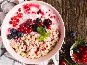 Tres desayunos antiinflamatorios y rápidos para empezar bien el día, según Vogue