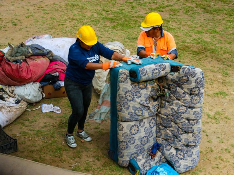 El camión especializado opera incluso durante fines de semana en distintas comunidades.