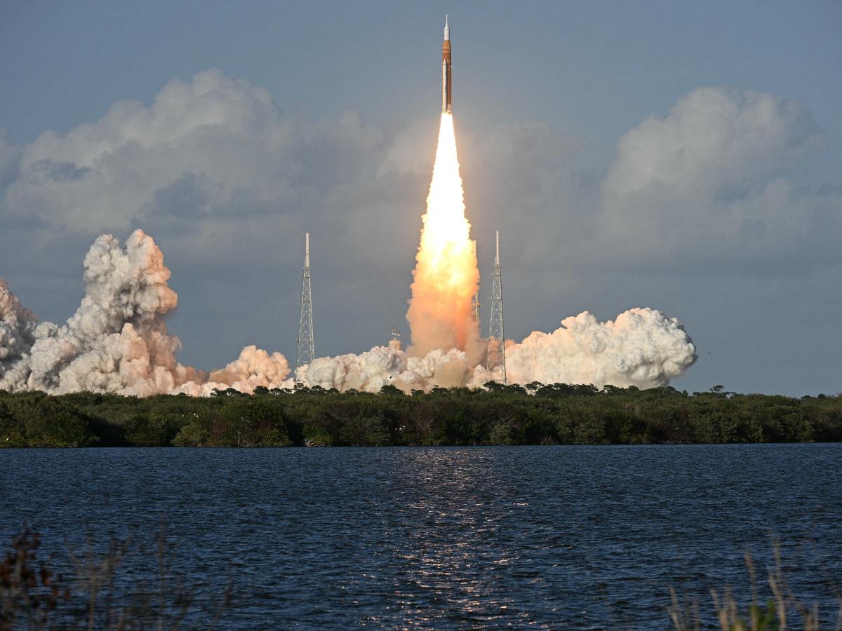 El cohete Artemis II despega desde Cabo Cañaveral con cuatro astronautas a bordo, en el primer vuelo tripulado alrededor de la Luna en más de 50 años. Foto: Jim Watson/AFP.
