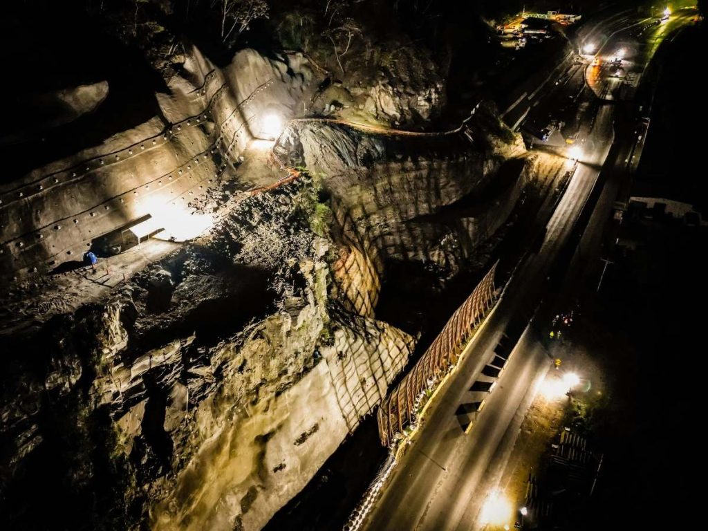Explosión controlada en el talud de Los Chorros se realizó durante la madrugada; el paso fue habilitado horas después. Foto: cortesía