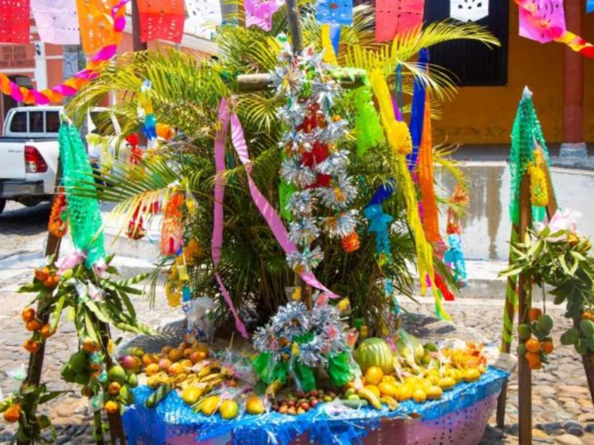 Los altares decorados con frutas, flores y dulces típicos llenan de color las calles de Suchitoto durante el Festival de la Cruz.