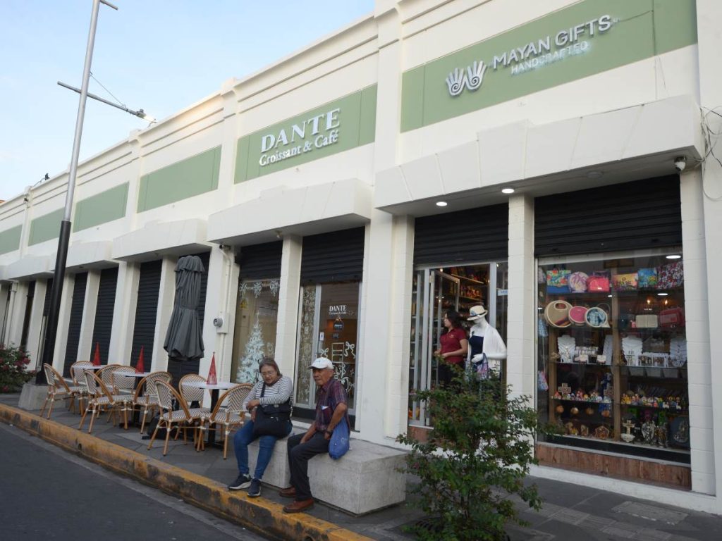 Fachada de Dante Croissant & Café en el Centro Histórico de San Salvador, donde visitantes y turistas disfrutan de su terraza y ambiente renovado. / Foto elsalvador.com.