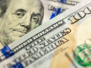 Las reservas internacionales netas de El Salvador registraron un crecimiento del 3.27 % durante el primer trimestre de 2026, alcanzando los $4,631.56 millones, según datos divulgados por el Banco Central de Reserva (BCR). El incremento representa $147.07 millones adicionales en comparación con diciembre de 2025, cuando el saldo se ubicaba en $4,484.49 millones. Cómo se comportaron mes a mes El crecimiento de las reservas fue progresivo a lo largo del trimestre. En enero se reportó un aumento de $2.48 millones, en febrero de $50.07 millones y en marzo de $99.48 millones, lo que muestra una aceleración en la acumulación hacia el cierre del periodo. De qué están compuestas las reservas Del total acumulado, la mayor parte corresponde a moneda extranjera, con $4,460.12 millones, mientras que $310.62 millones están representados en oro. Estas reservas son activos que están bajo control de las autoridades monetarias y pueden utilizarse para enfrentar necesidades financieras del país. Para qué sirven las reservas internacionales De acuerdo con el Fondo Monetario Internacional (FMI), las reservas internacionales cumplen varias funciones clave: Cubrir necesidades de financiamiento externo Intervenir en los mercados cambiarios Influir en el tipo de cambio Respaldar la estabilidad económica En otras palabras, funcionan como un respaldo financiero ante escenarios económicos adversos. Relación con el acuerdo con el FMI El crecimiento de las reservas ocurre en el contexto del acuerdo entre El Salvador y el FMI por $1,400 millones. Según el organismo internacional, este programa busca “reforzar la sostenibilidad fiscal y externa”, incluyendo medidas orientadas a fortalecer el nivel de reservas del país.