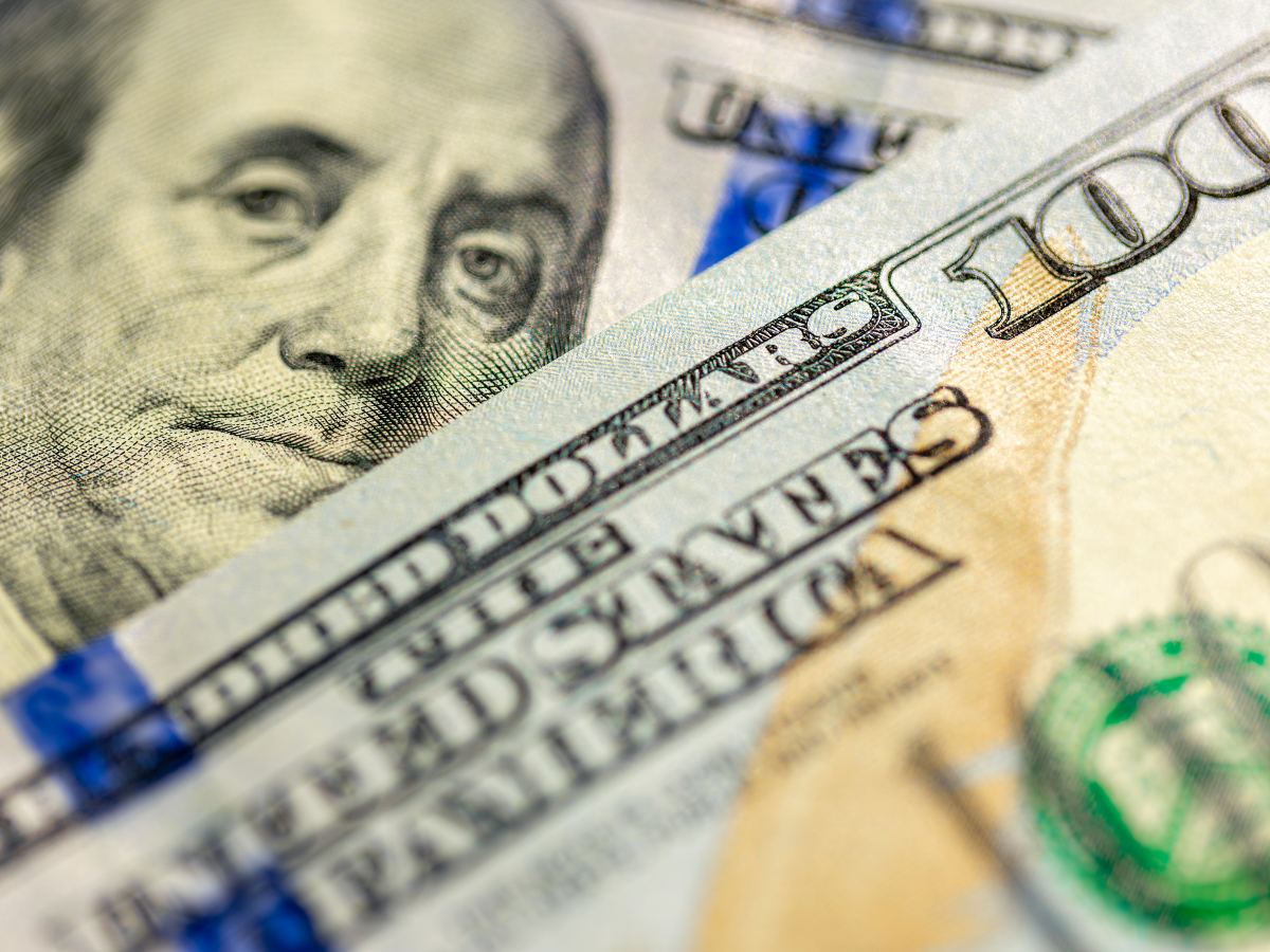 Las reservas internacionales netas de El Salvador registraron un crecimiento del 3.27 % durante el primer trimestre de 2026, alcanzando los $4,631.56 millones, según datos divulgados por el Banco Central de Reserva (BCR). El incremento representa $147.07 millones adicionales en comparación con diciembre de 2025, cuando el saldo se ubicaba en $4,484.49 millones. Cómo se comportaron mes a mes El crecimiento de las reservas fue progresivo a lo largo del trimestre. En enero se reportó un aumento de $2.48 millones, en febrero de $50.07 millones y en marzo de $99.48 millones, lo que muestra una aceleración en la acumulación hacia el cierre del periodo. De qué están compuestas las reservas Del total acumulado, la mayor parte corresponde a moneda extranjera, con $4,460.12 millones, mientras que $310.62 millones están representados en oro. Estas reservas son activos que están bajo control de las autoridades monetarias y pueden utilizarse para enfrentar necesidades financieras del país. Para qué sirven las reservas internacionales De acuerdo con el Fondo Monetario Internacional (FMI), las reservas internacionales cumplen varias funciones clave: Cubrir necesidades de financiamiento externo Intervenir en los mercados cambiarios Influir en el tipo de cambio Respaldar la estabilidad económica En otras palabras, funcionan como un respaldo financiero ante escenarios económicos adversos. Relación con el acuerdo con el FMI El crecimiento de las reservas ocurre en el contexto del acuerdo entre El Salvador y el FMI por $1,400 millones. Según el organismo internacional, este programa busca “reforzar la sostenibilidad fiscal y externa”, incluyendo medidas orientadas a fortalecer el nivel de reservas del país.