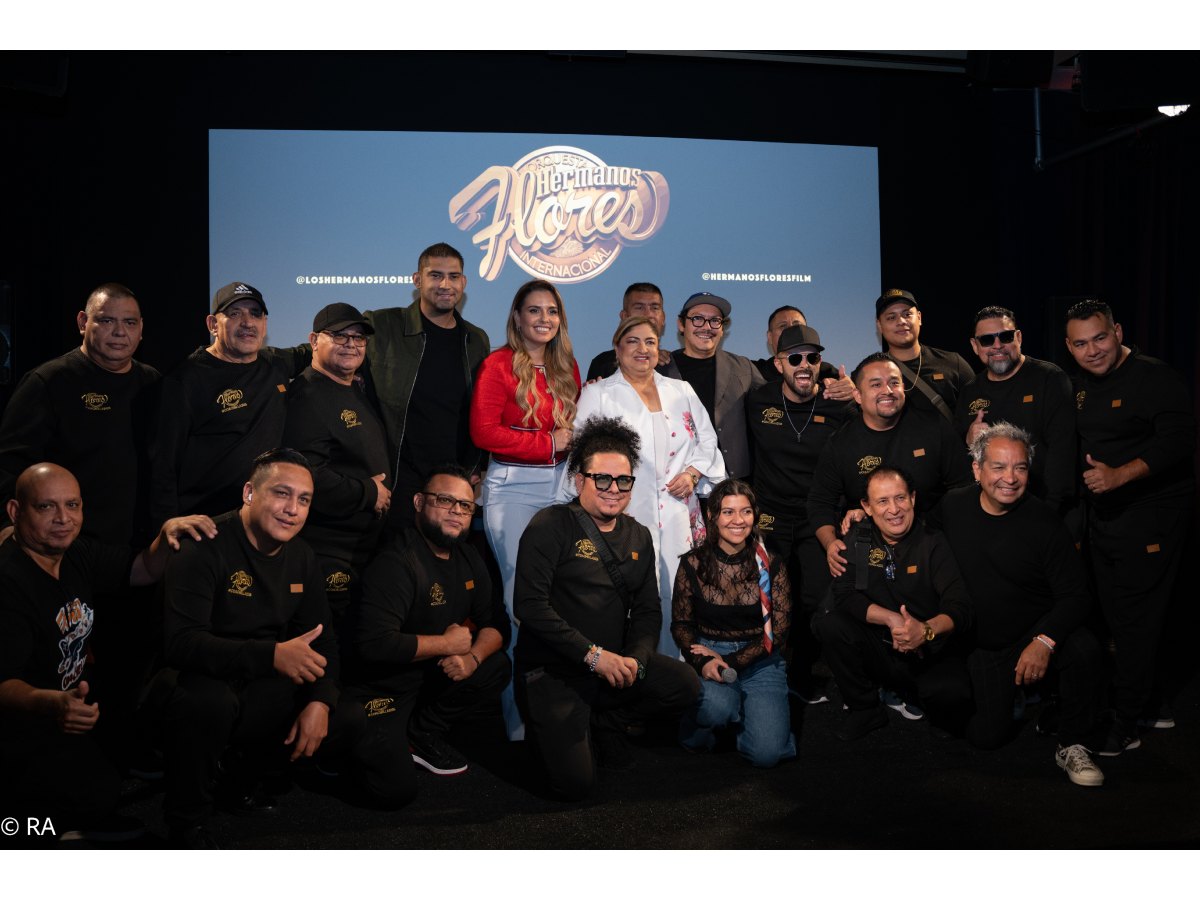 El equipo de producción acompaña a Los Hermanos Flores en distintos momentos clave para capturar la esencia de su historia dentro y fuera del escenario. Fotografía/ Rodrigo Altamirano