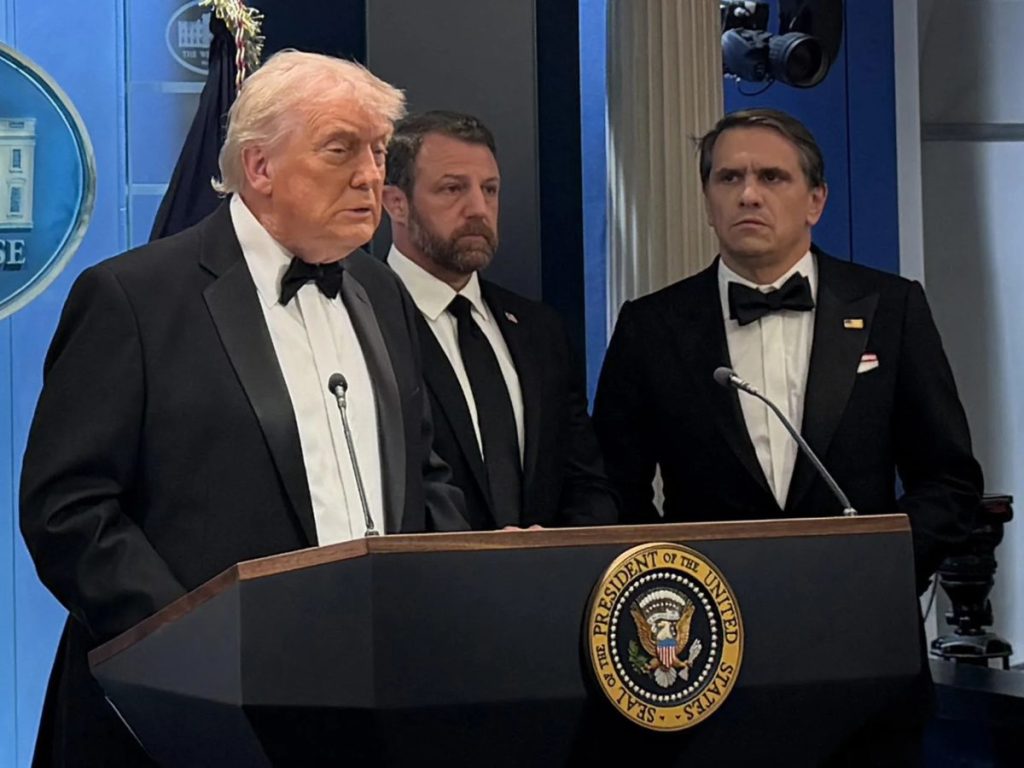 El presidente de los Estados Unidos, Donald Trump, habla en una rueda de prensa este sábado, en Washington (Estados Unidos).