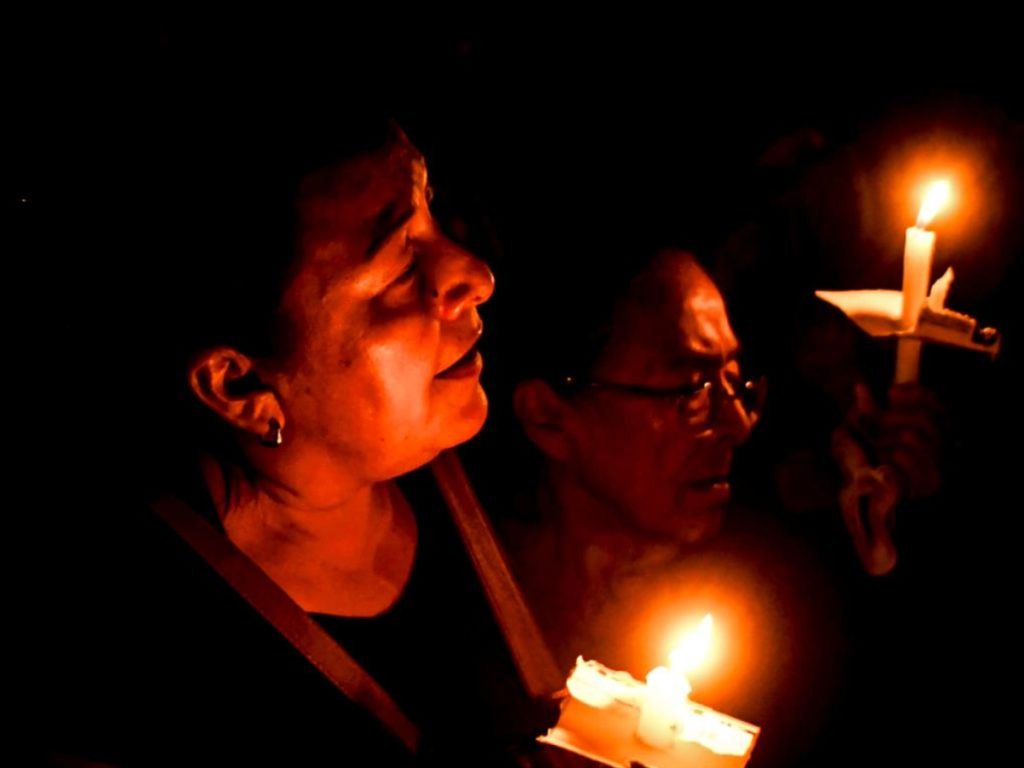Fieles católicos acompañan la procesión de Cristo Resucitado en el Centro Histórico de San Salvador, celebrando el Domingo de Pascua con fe y alegría.