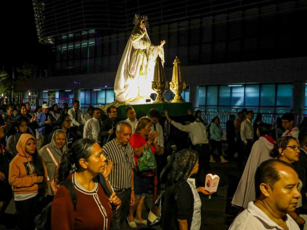 Familias salvadoreñas participan en la solemne procesión de Cristo Resucitado, marcando el cierre de la Semana Santa con esperanza y devoción.