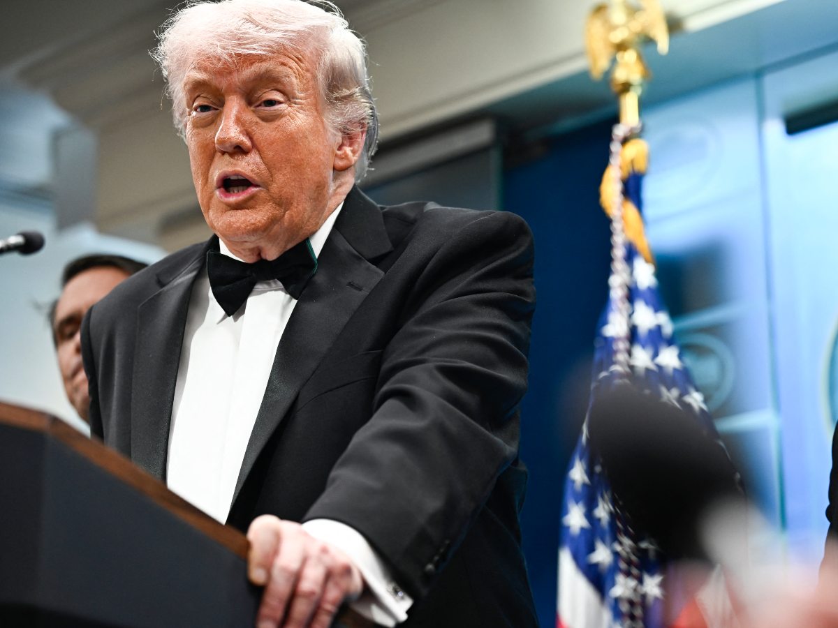 Trump ofrece rueda de prensa en la Casa Blanca tras tiroteo en cena oficial, acompañado por el director del FBI, Kash Patel, en Washington.