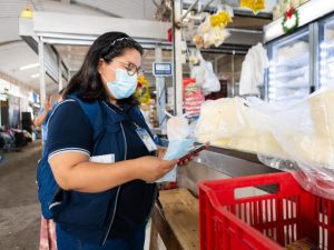 Inspectores retiran productos vencidos durante operativos en restaurantes.