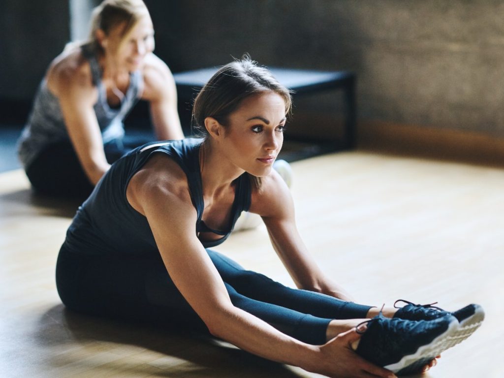 El dolor muscular tardío se alivia con actividad suave, estiramientos e hidratación, claves para favorecer la recuperación sin empeorar la molestia.