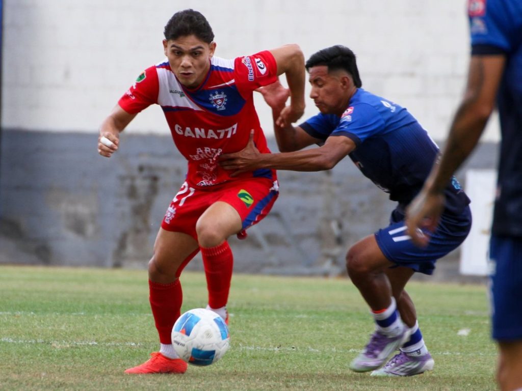 Elías Gumero con marca de defensa del Fuerte San Francisco. Foto X Firpo