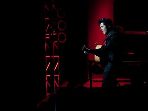 Instrumentos y manuscritos icónicos de Elvis Presley vuelven al mercado, conectando generaciones a través del legado del rock.