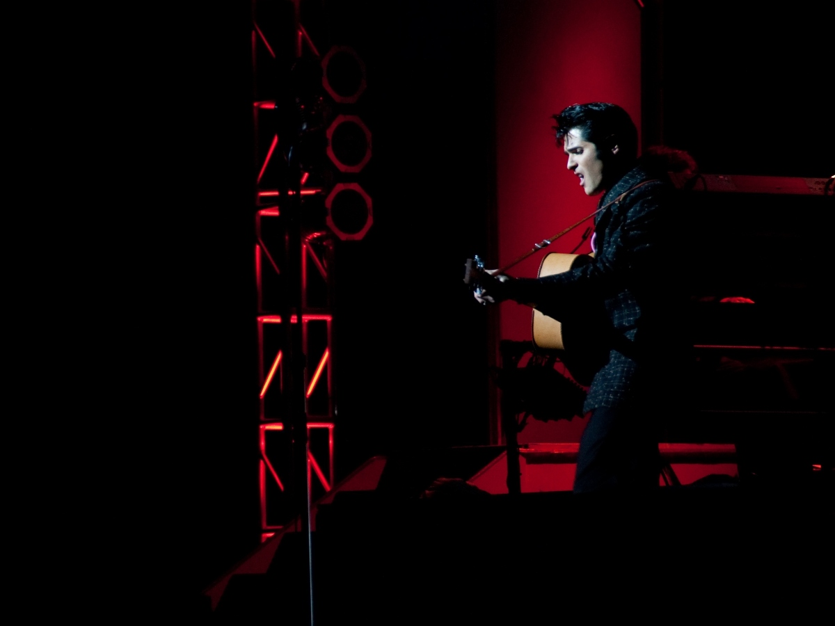 Instrumentos y manuscritos icónicos de Elvis Presley vuelven al mercado, conectando generaciones a través del legado del rock.