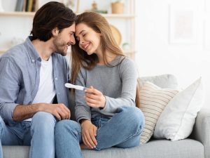 El apoyo emocional de la pareja y el entorno cercano fortalece el bienestar durante el embarazo y ayuda a transitar los cambios con más calma.