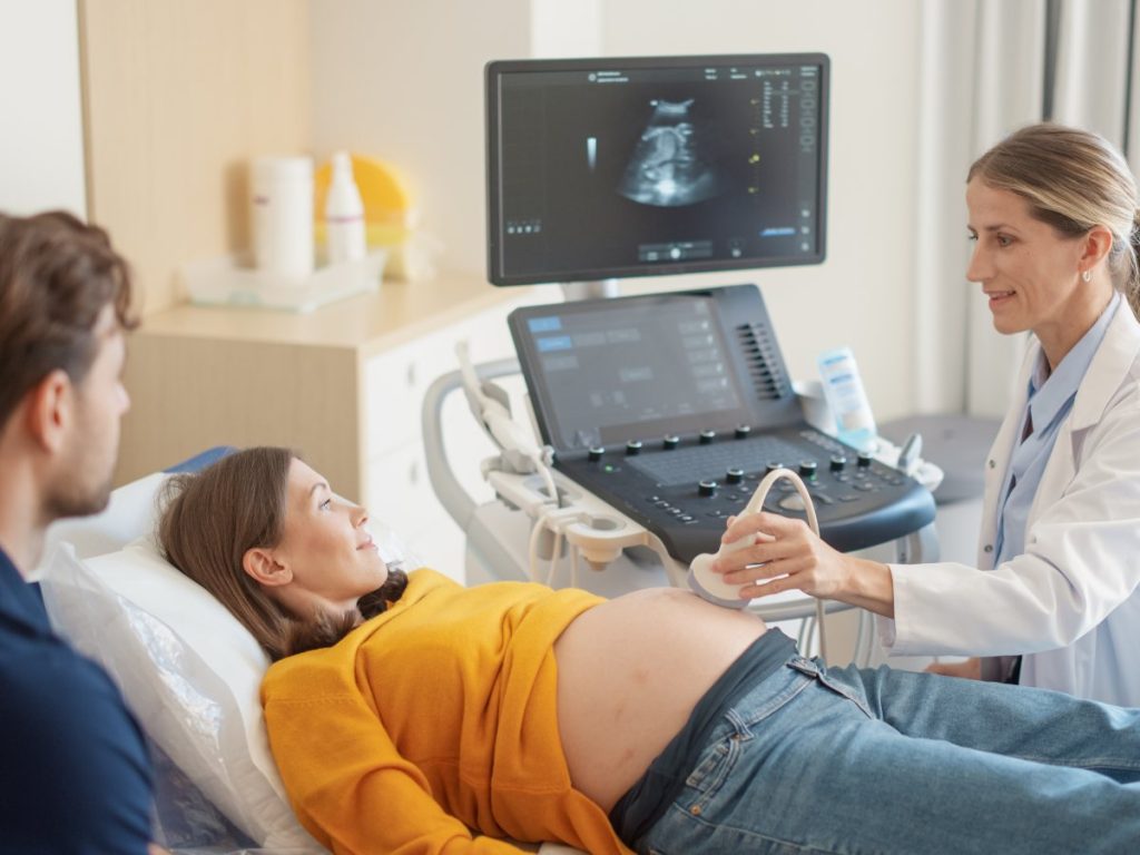 El acompañamiento médico y el control prenatal oportuno son claves para detectar riesgos y vivir el embarazo con mayor seguridad y confianza.