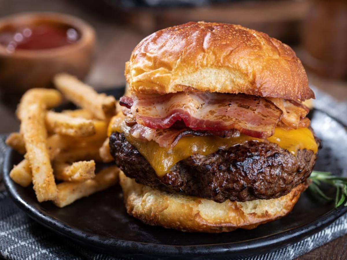 embutidos-carnes-hamburguesas-comidas-apetito