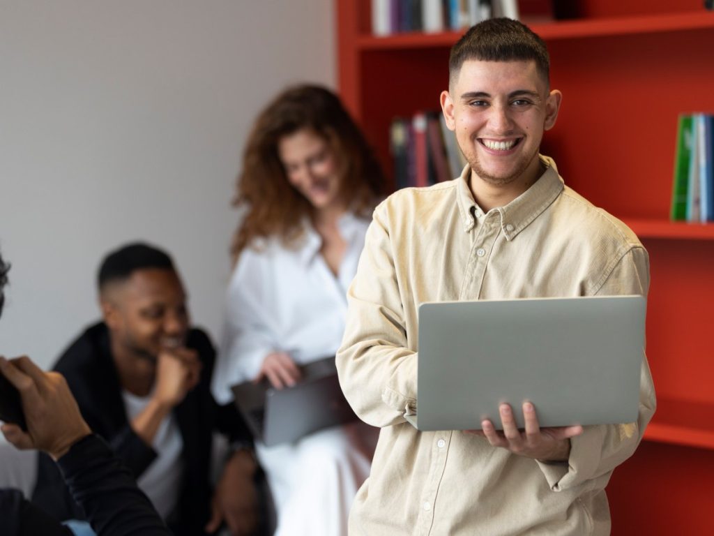 La falta de oportunidades de calidad impulsa a miles de jóvenes a migrar en busca de mejores condiciones económicas.