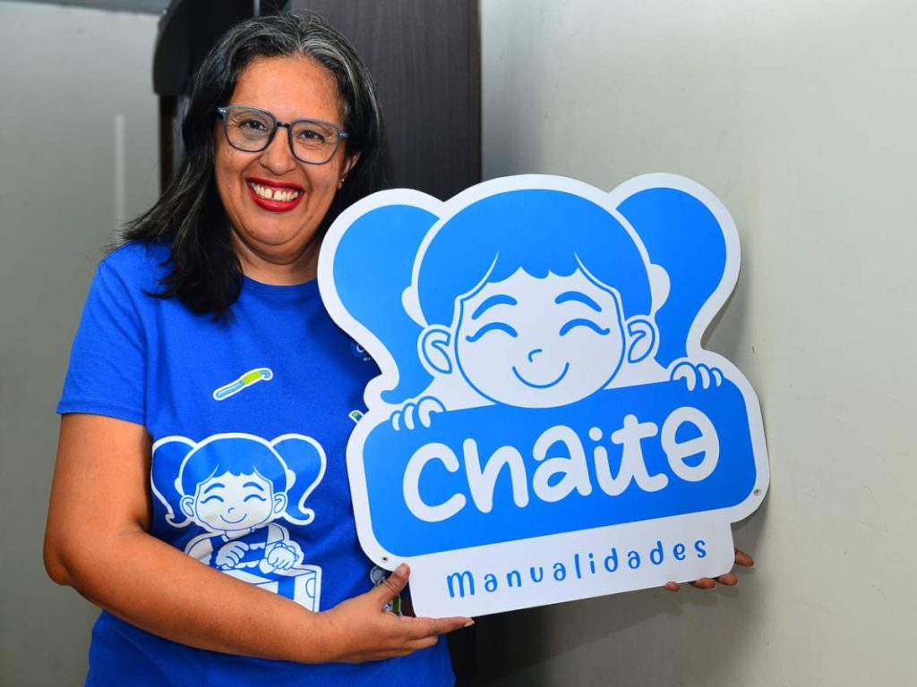 “Chaito” crea desde personajes animados hasta versiones en hilo de personas reales.