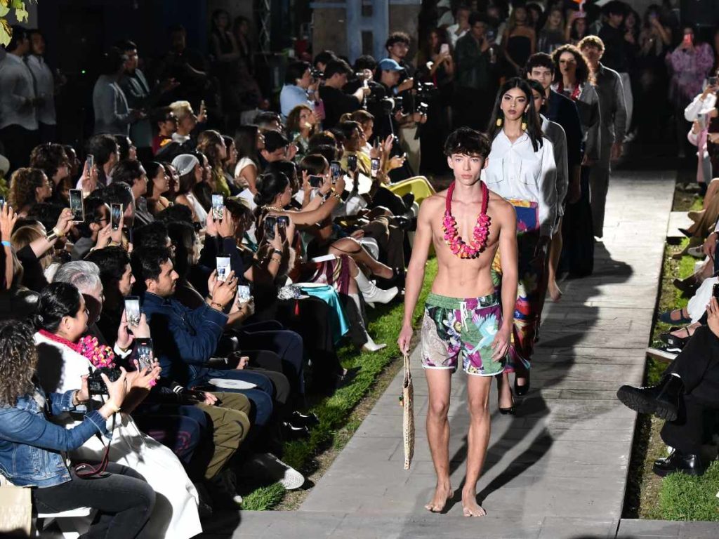 Transparencias, tejidos artesanales y siluetas fluidas definieron la propuesta conceptual de Citlaly.