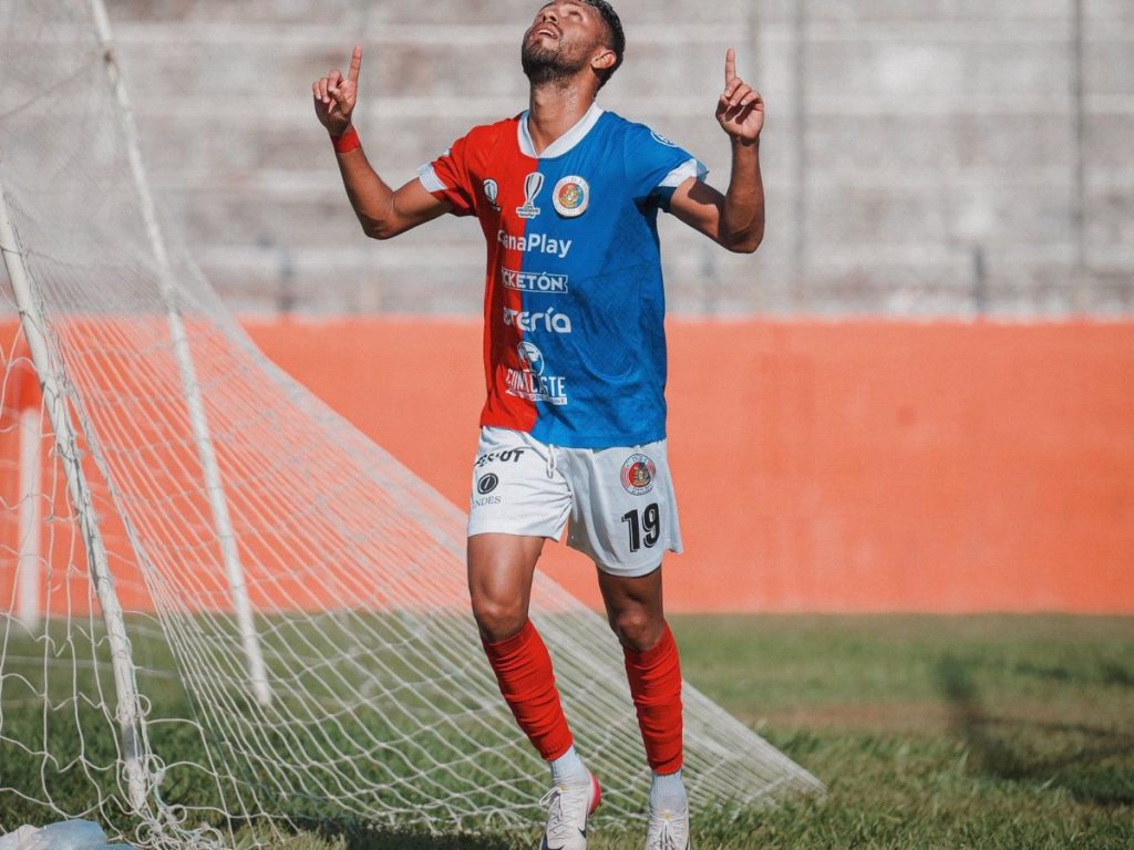 Roberto Melgar celebra su gol ante Dragón. Foto X FAS