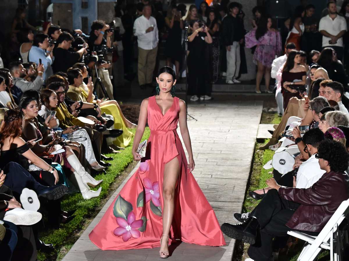 Vestido fluido con abertura y flores XL de Miavoga destacó por su elegancia y movimiento en pasarela.