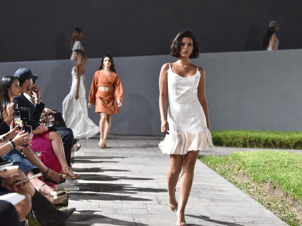 Vestido blanco con flecos fluidos de Geraldine García aportó movimiento y frescura en clave veraniega.