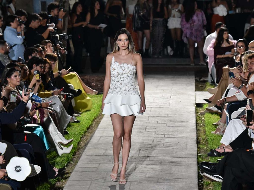 Vestido corto con flores en relieve y líneas limpias de Andrea Ayala destacó por su elegancia minimalista.