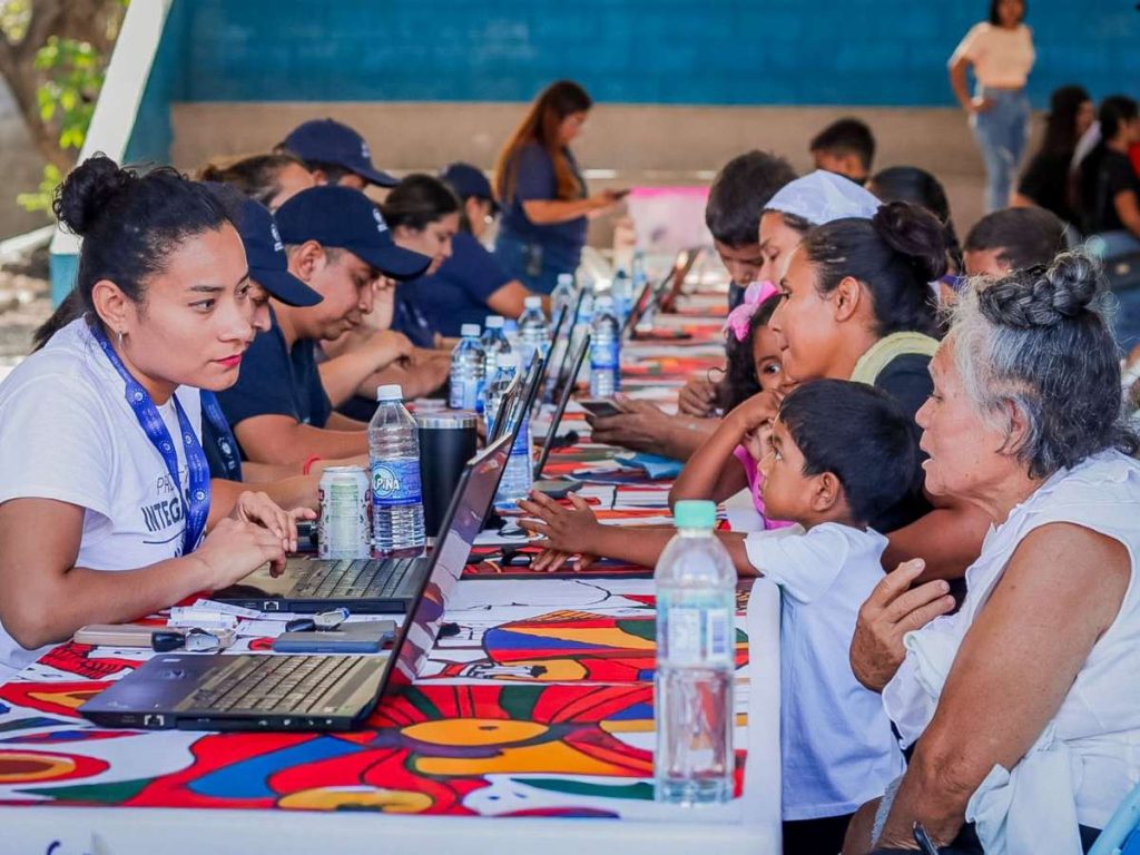 La Feria Integra acercó servicios gratuitos de salud y atención a familias en La Libertad Costa, como parte de una jornada de bienestar comunitario.
