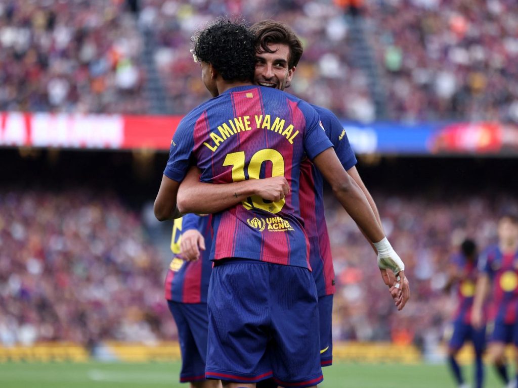 Ferran Torres y Lamine Yamal (10) celebran la victoria del Barcelona ante el Espanyol. Foto AFP