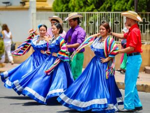 Presentaciones folklóricas llenaron de color y tradición la jornada cultural en Chalatenango