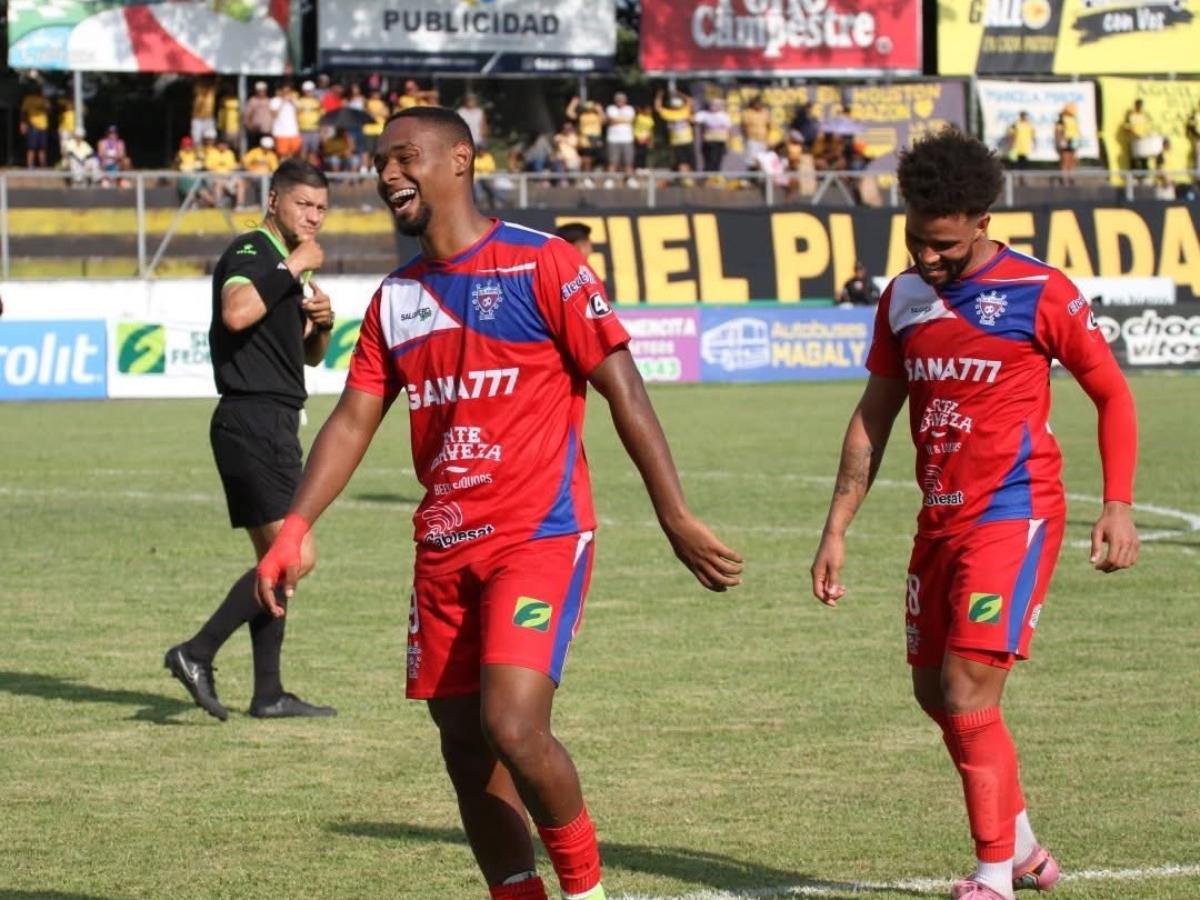 Cristian Gil (izq.) celebra su gol ante el Platense. Foto X Firpo