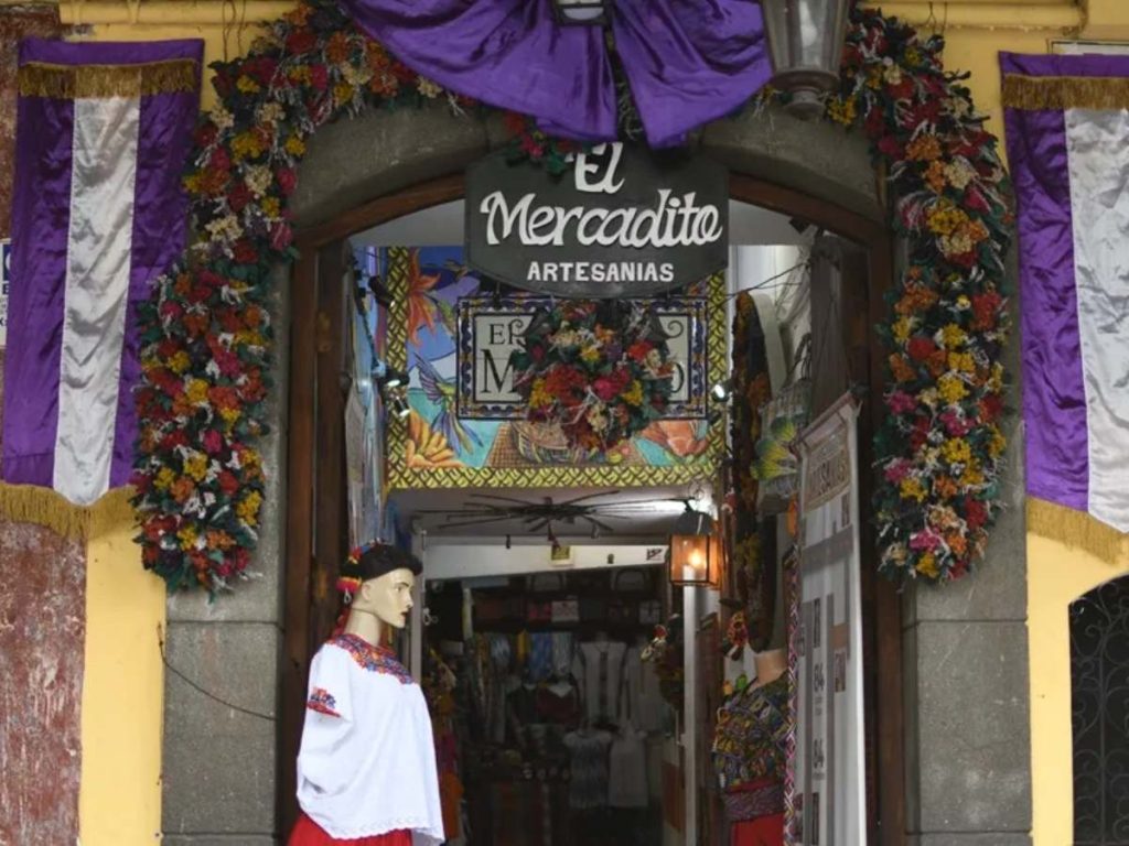 Fotografía que muestra un local comercial decorado con flores de la especie Limonium sinuatum, conocida popularmente como «siempreviva» o «inmortal» el 18 de marzo de 2026 en San Pedro Las Huertas (Guatemala).
