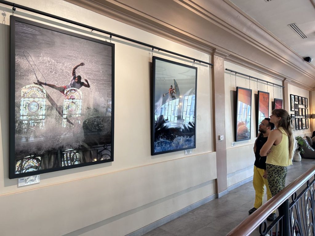 Turistas observan algunas de las fotografías de le exposición. Fotografía/ elsalvador.com