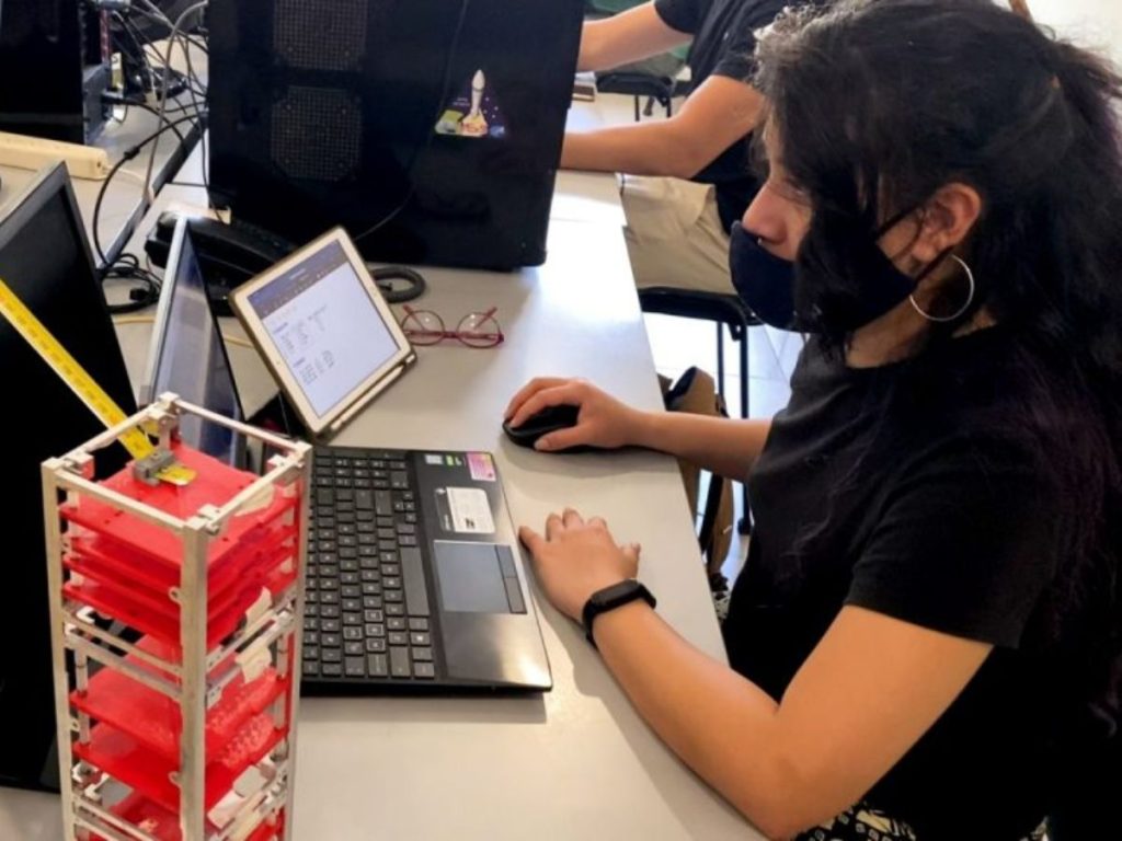 Frida Alfaro, ejemplo del talento salvadoreño en la industria espacial.