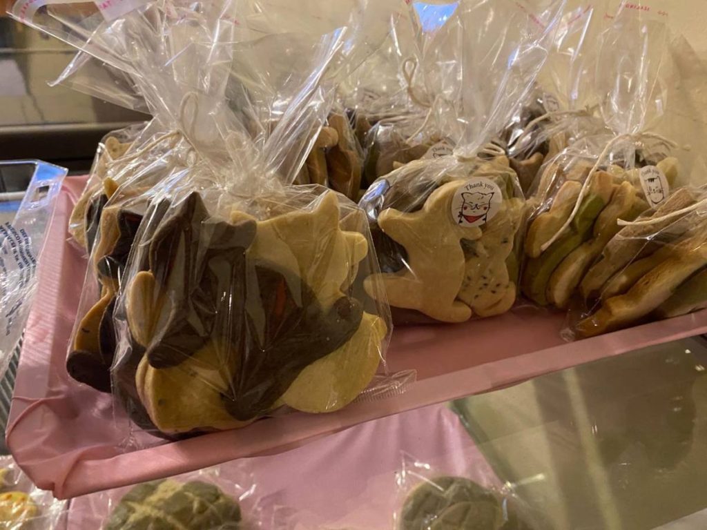 Postres y bebidas temáticas forman parte del atractivo para los fans de la cultura otaku.