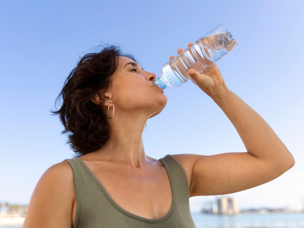 Mantenerse hidratado y evitar el sol en horas pico ayuda a prevenir emergencias. Fotografía/ Freepik