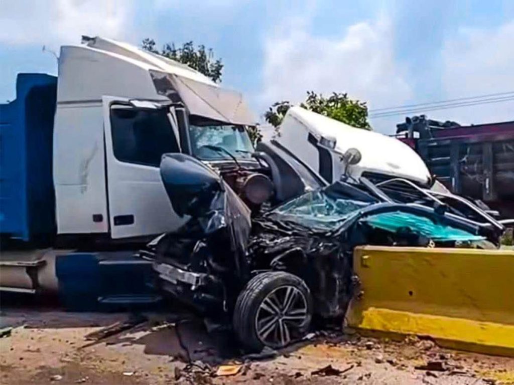 Gestores de tránsito y equipos de emergencia atienden el siniestro en la carretera a Acajutla.