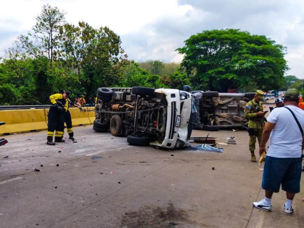 Gestores de tránsito y equipos de emergencia atienden el siniestro en la carretera a Acajutla.