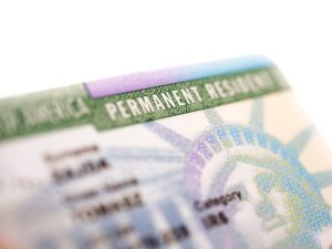 Estados Unidos revisará residencias otorgadas durante el período de Biden, esto debés saber